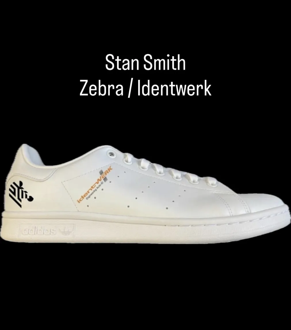 Adidas Stan Smith mit den Logos von Zebra und Identwerk, gefertigt in der Werkstatt in Karlsruhe